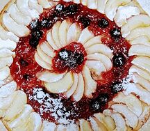 Пирог с ароматной грушей и сочной сливой