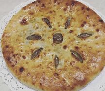 Пирог с нежной курицей, осетинским сыром и капустой большой