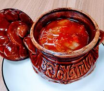 Чинахи с телятиной, запеченный с горшочке
