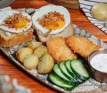 Яичница, бриошь с сулугуни, стрипсы, бэби картофель