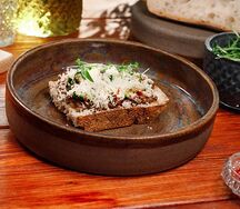 Брускетта с рваным мясом и битыми огурцами