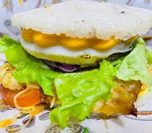 Рисовый бургер с куриной котлетой