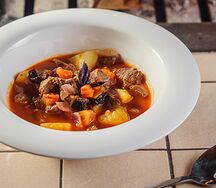 Венгерский суп-гуляш с телятиной и сухофруктами