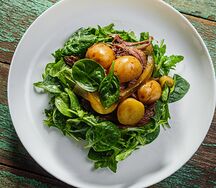 Тёплый салат с рваным мясом, пряным картофелем и бочковыми огурцами