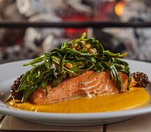 Сёмга Лакс с овощным кремом, кедровым орехом и миксом свежей зелени