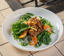 Тёплый салат со свининой с солёными грибами