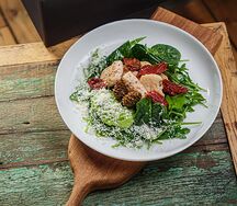 Тёплый салат с курином филе и вялеными томатами