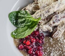 Рубленая телятина с брусникой и грибным кремом