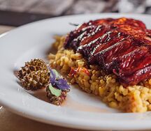 Свиные рёбра на маринаде из плодов и веток вишни, с булгуром