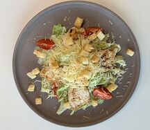 Салат Цезарь с курицей
