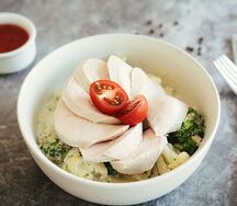 Отварная куриная грудка с овощами