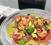 Салат с креветками и бакинскими томатами