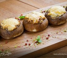 Шампиньоны с сыром и соусом