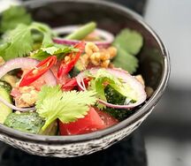 Салат овощной с ореховой заправкой
