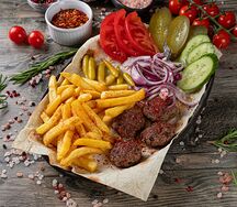 Кюфта на тарелке с картофелем фри