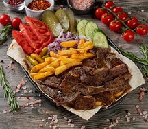 Шаурма на тарелке с говядиной и картофелем фри