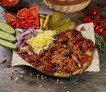 Шаурма с курицей на тарелке с рисом