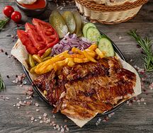 Шаурма с курицей на тарелке с картофелем фри