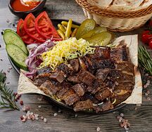 Шаурма с говядиной на тарелке с рисом