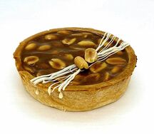 Тарт с соленой карамелью и арахисом