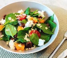 Салат с телячьей вырезкой, жареным нектарином и сыром фета
