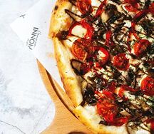 Пицца с грибами и трюфельным соусом