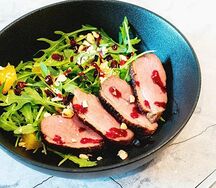 Салат с утиной грудкой, малиновым соусом и кешью