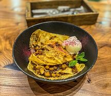 Блины с яблоками, медом и корицей