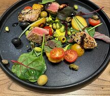 Салат с тунцом и соусом сливочный карри