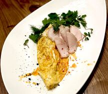 Французский омлет с пастрами из индейки