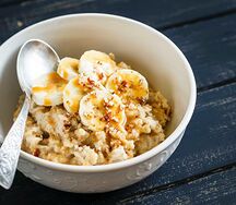 Каша овсяная с бананом и кедровыми орешками