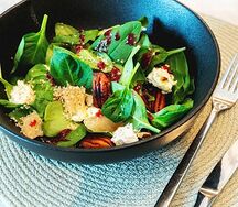 Салат с козьим сыром и орехом пекан