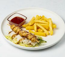 Куриный шашлычок и картофель фри