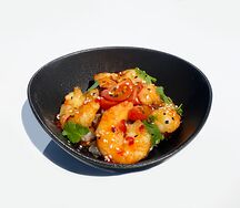Хрустящие креветки с рисом и соусом чили