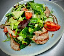 Теплый салат с телятиной и овощами