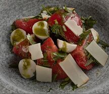 Сладкие помидоры, моцарелла, мегрельский песто