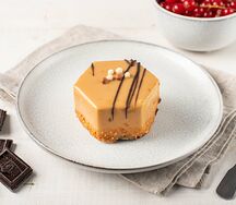 Пирожное с карамелью и шоколадом