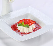 Панна-котта с соусом из свежей клубники