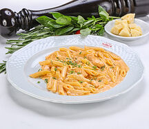 Пенне с лососем