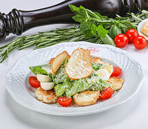 Салат Цезарь с курицей