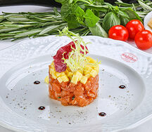 Тартар из норвежского лосося и манго