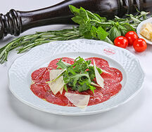 Карпаччо из говяжьей вырезки с рукколой и пармезаном