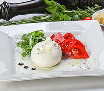 Буррата с рукколой и помидорами