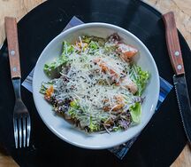 Салат Цезарь с курицей