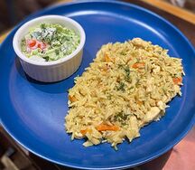 Плов с курицей и салат из свежих овощей и суп дня