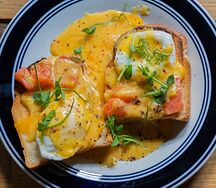 Бриошь с сёмгой, пашот и голландским соусом