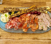 Мясные деликатесы