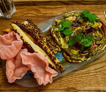 Хумус с баклажаном на углях и фисташковым тахини