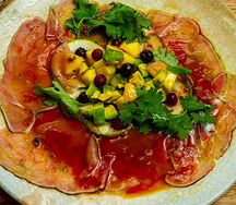 Карпаччо из тунца с авокадо и манго