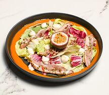 Салат с уткой, маракуйей и манго 